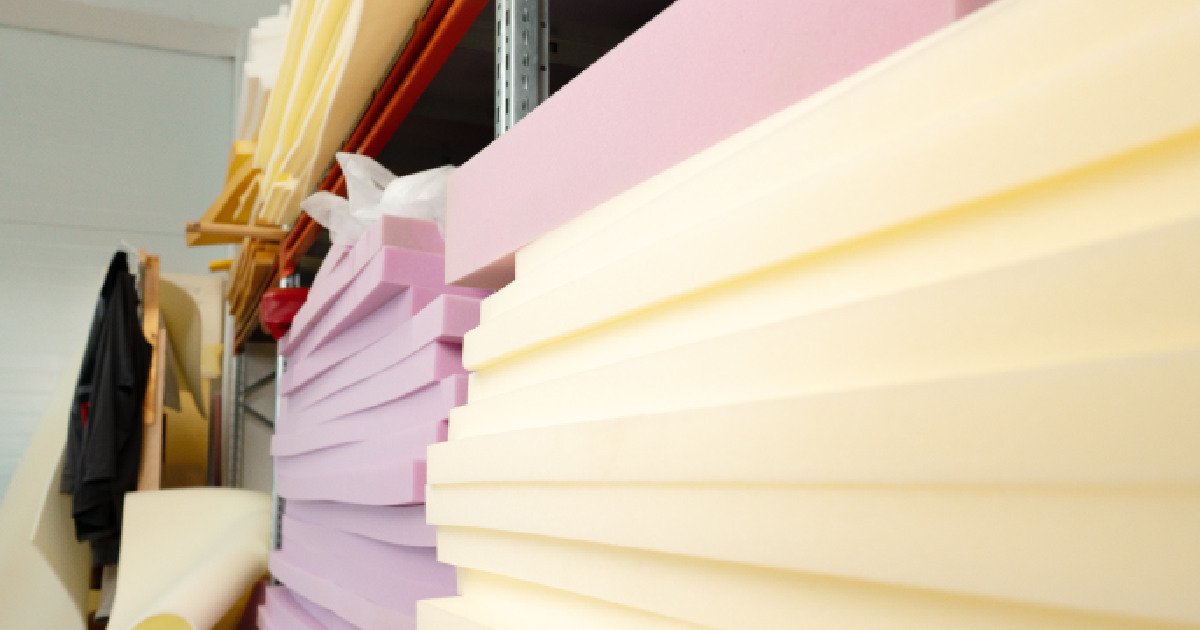 Láminas apiladas de foam para la producción de muebles en el taller de la fábrica